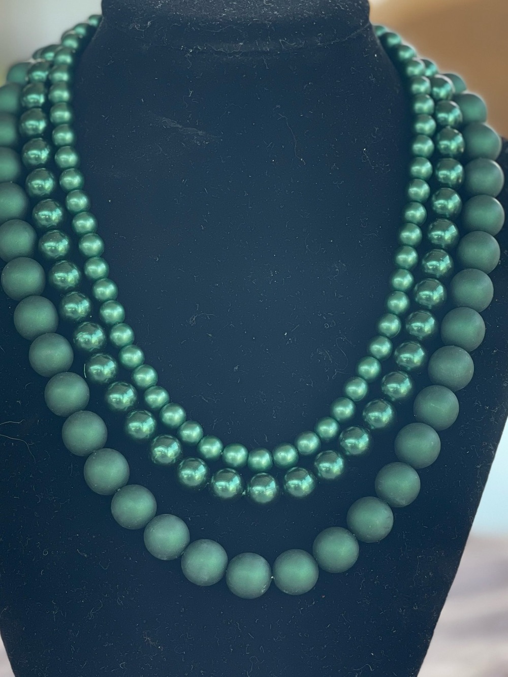 Source Unknown Emerald Green Triple-Strand Beaded Necklace Set woman’s